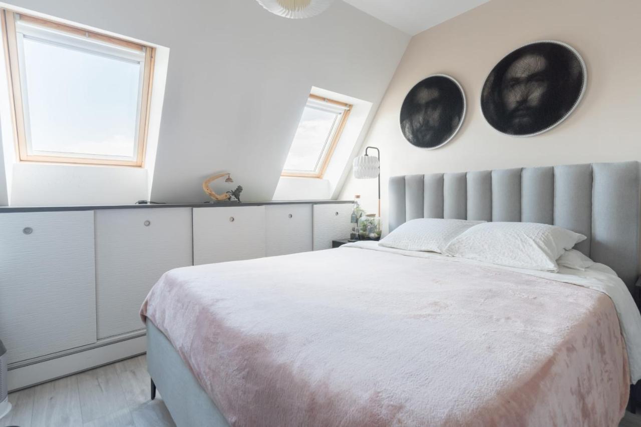 Bright And Homely 1 Bedroom Rooftop Apartment In The Marais In Parigi Esterno foto