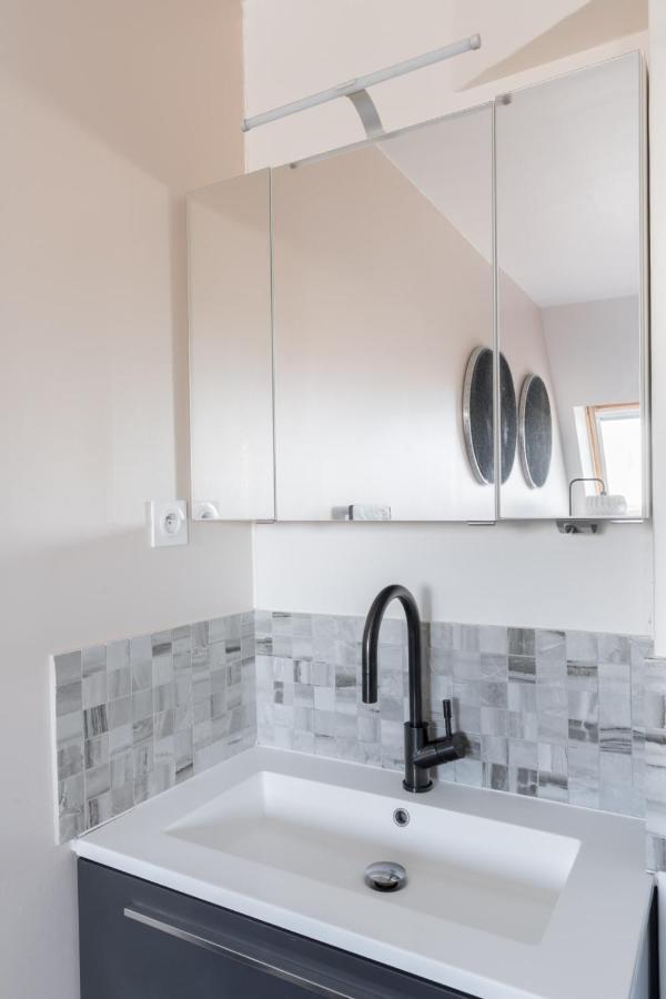 Bright And Homely 1 Bedroom Rooftop Apartment In The Marais In Parigi Esterno foto